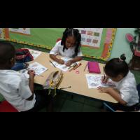 niños pintando