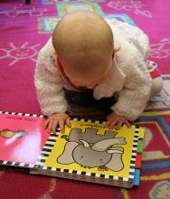 bebe con libro