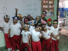 maestra y niños