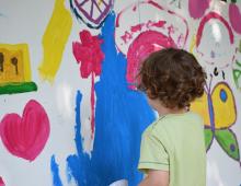 niño pintando