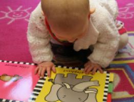 bebe con libro