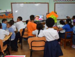 niños viendo televisión