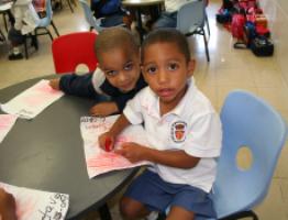 niños pintando