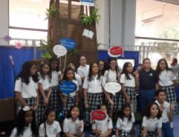 Colegios en stand de Ministerio de Educación