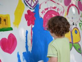 niño pintando